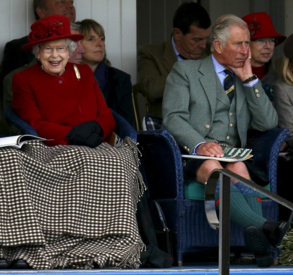 2015年9月5日，英國女王伊麗莎白二世（Queen Elizabeth II，左）和查爾斯王子（HRH Prince Charles, The Prince of Wales）在英國蘇格蘭觀看比賽。伊麗莎白女王於該年9月9日成為英國在位時間最長的君主。（攝影／REUTERS／Russell Cheyne／達志影像）