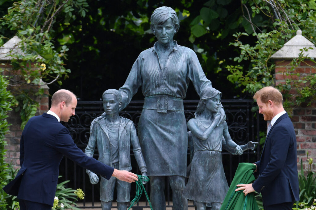 君主政治、文化和媒體生態＿王室的枷鎖＿黛安娜王妃雕像