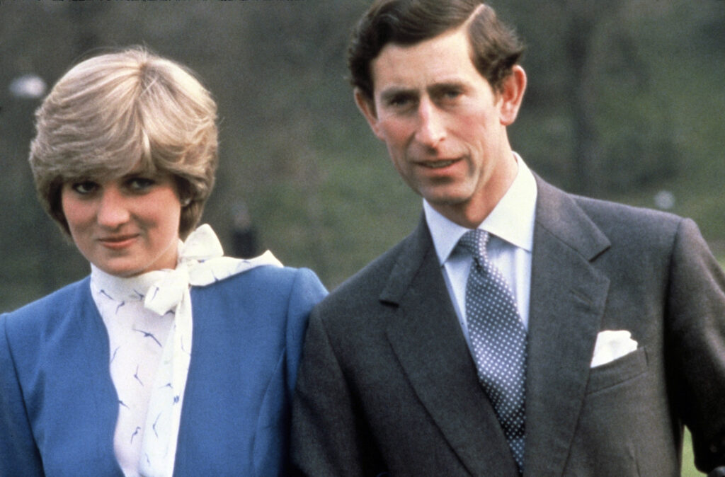 1981年2月24日，黛安娜王妃（Diana, Princess of Wales）與查爾斯王子（HRH Prince Charles, Prince of Wales）在英國倫敦白金漢宮宣布訂婚後合影留念。（攝影／Anwar Hussein／Getty Images）