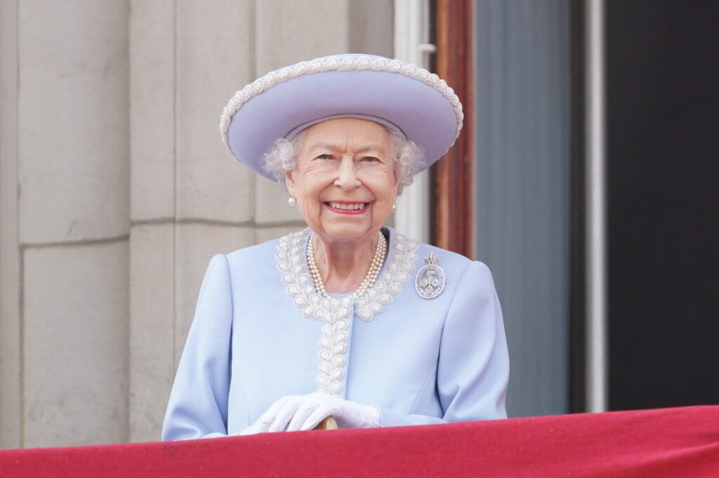 2022年6月2日，在白金禧年大慶的閱兵典禮期間，英國女王伊麗莎白二世（Queen Elizabeth II）出現在白金漢宮的陽台上。（攝影／Getty Images／WPA Pool／Jonathan Brady）
