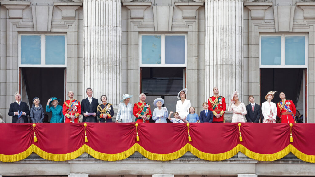 2022年6月2日白金禧年大慶，英國王室成員在白金漢宮陽台上校閱皇家空軍分列式，右起為愛德華王子一家、威廉王子一家、英國女王伊麗莎白二世、查爾斯王儲夫婦、安妮長公主夫婦、愛德華親王夫婦等人。（攝影／Getty Images／Chris Jackson）