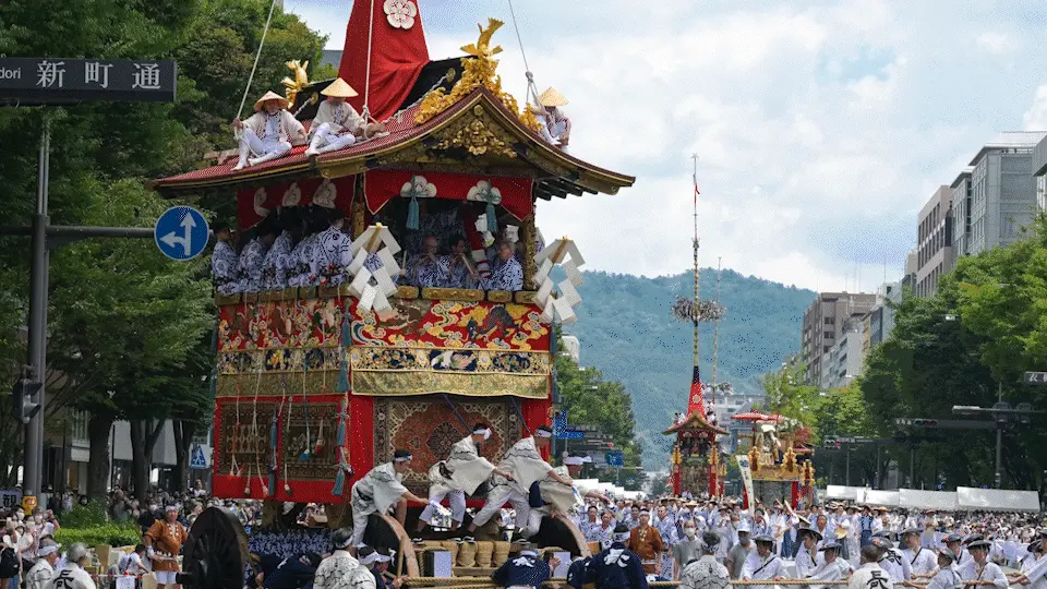 日本京都祇園祭因疫情影響停辦兩年，今年（2022）才終於再度舉辦。（攝影／The Yomiuri Shimbun via AP Images／達志影像；畫面動態設計／黃禹禛、余志偉）
