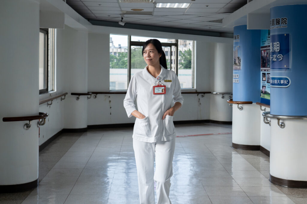 在衛生福利部桃園醫院服務的黃欣萍，2019年11月從門診護理長轉任急診護理長，才沒隔幾個月，就碰上COVID-19疫情。（攝影／陳曉威）
