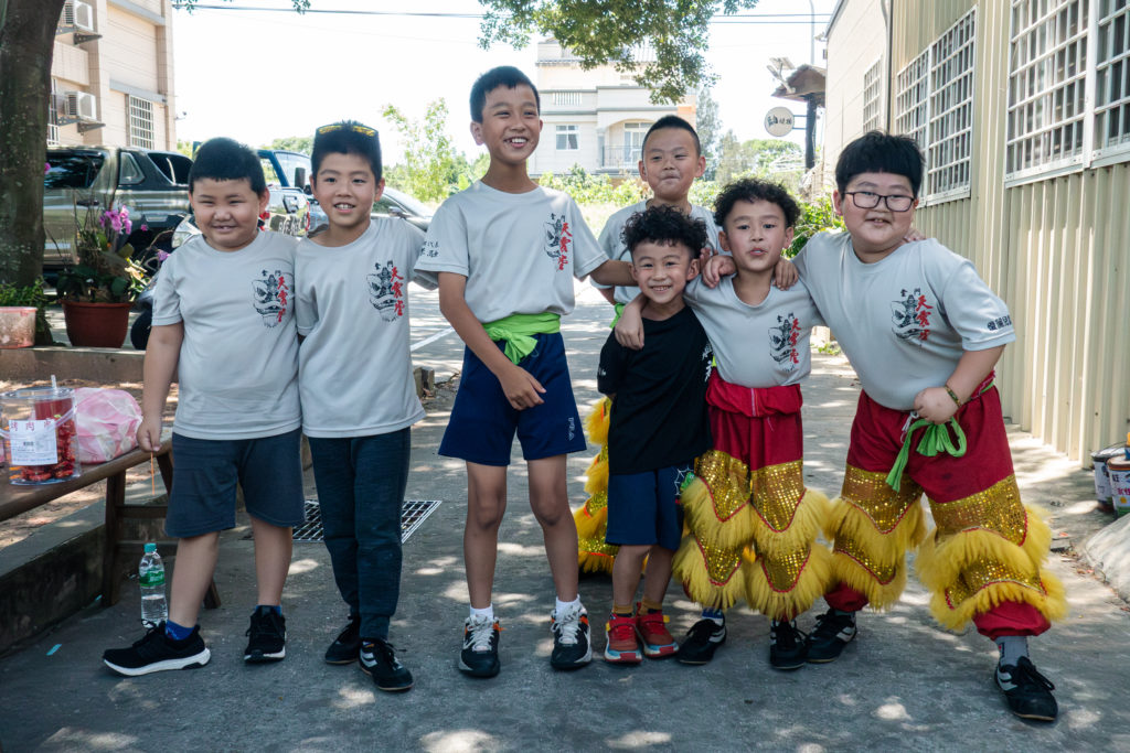 天震堂醒獅團由一群6～18歲的青少年組成，他們對傳統民俗感興趣，「練舞獅」成為團員們的日常。（攝影／許辰漢）